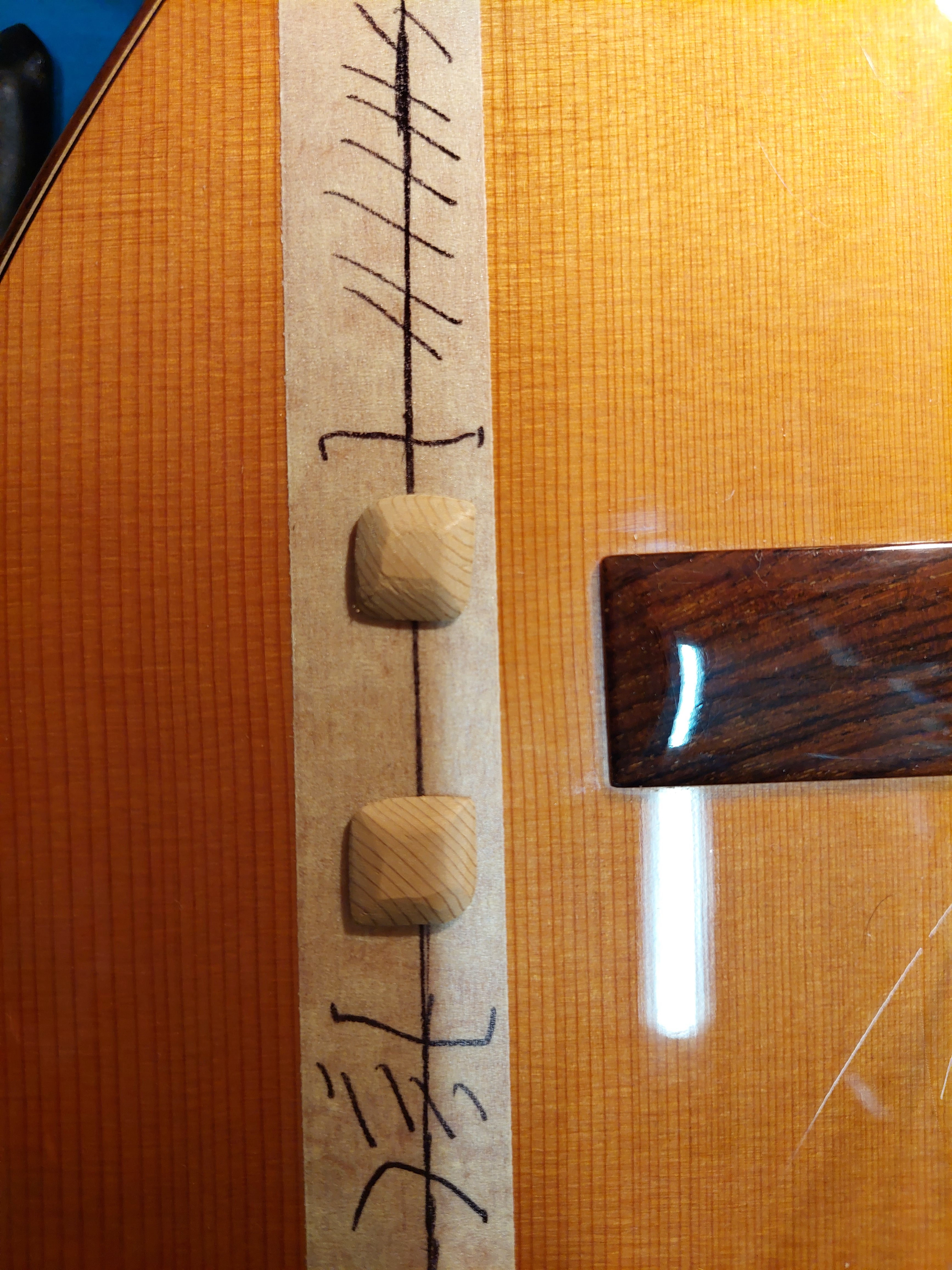 Réparation de fente sur table d'harmonie, Lutherie Moingeon