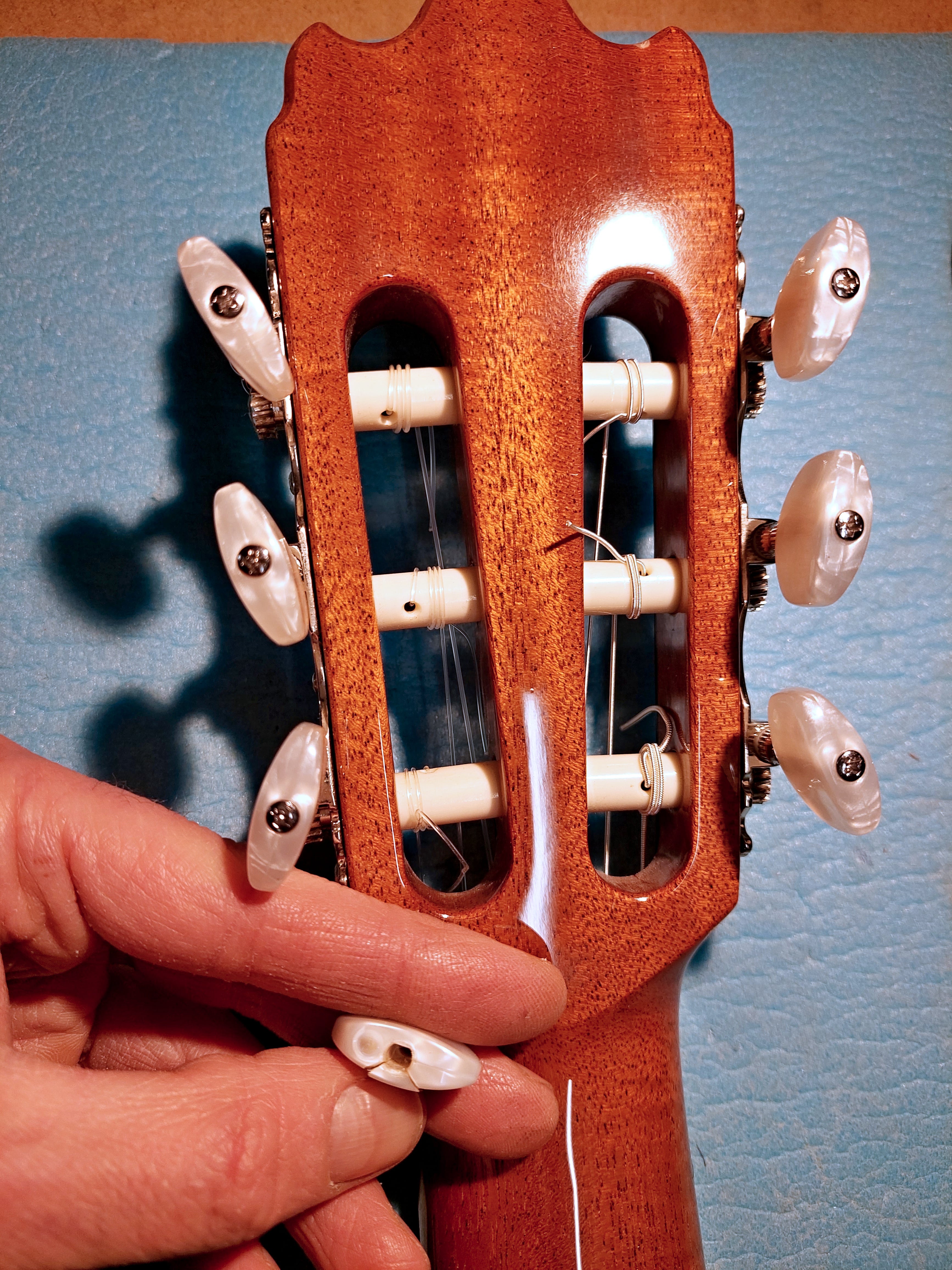Remplacement de boutons de mécaniques, luthier en guitare Dijon