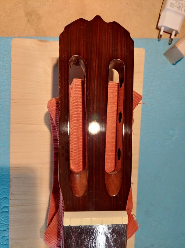 Tête de guitare nettoyée