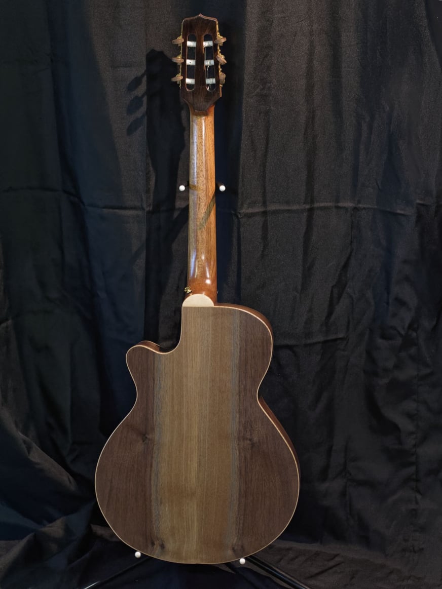 Guitare nylon hybride, pan coupée, de dos, fabriquée à Dijon
