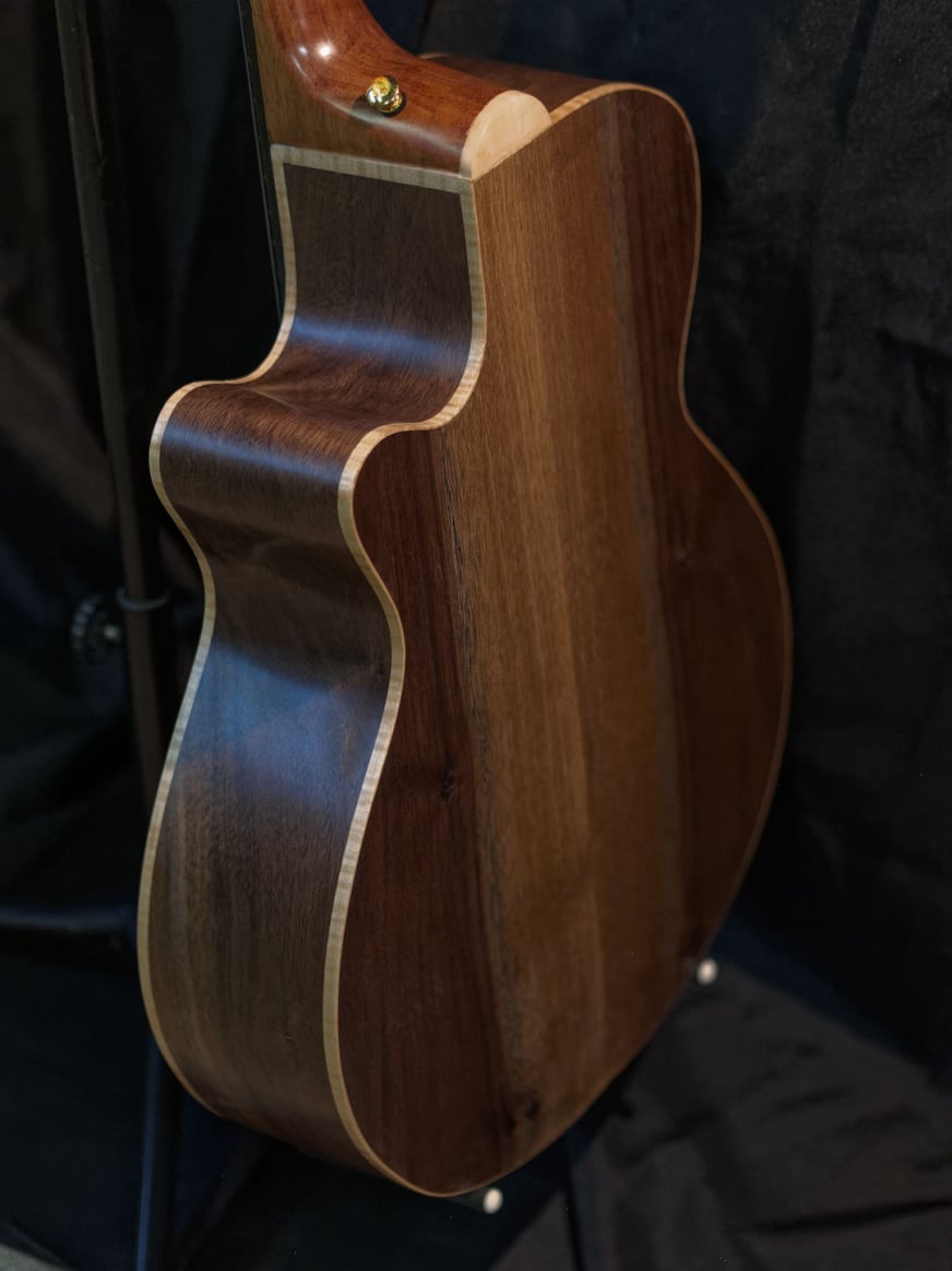 Guitare nylon hybride, pan coupé, de 3/4 dos, fabriquée à Dijon