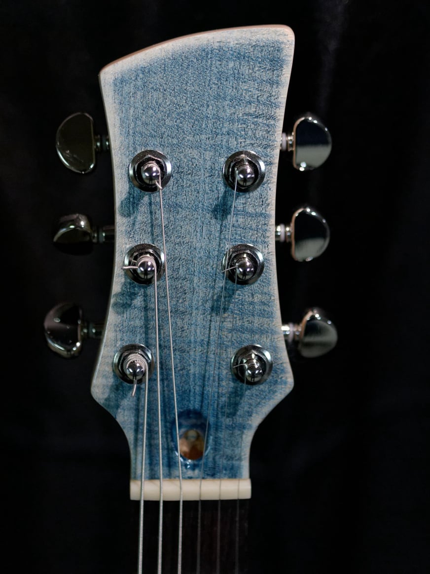 Guitare électrique fabriquée à Dijon, tête