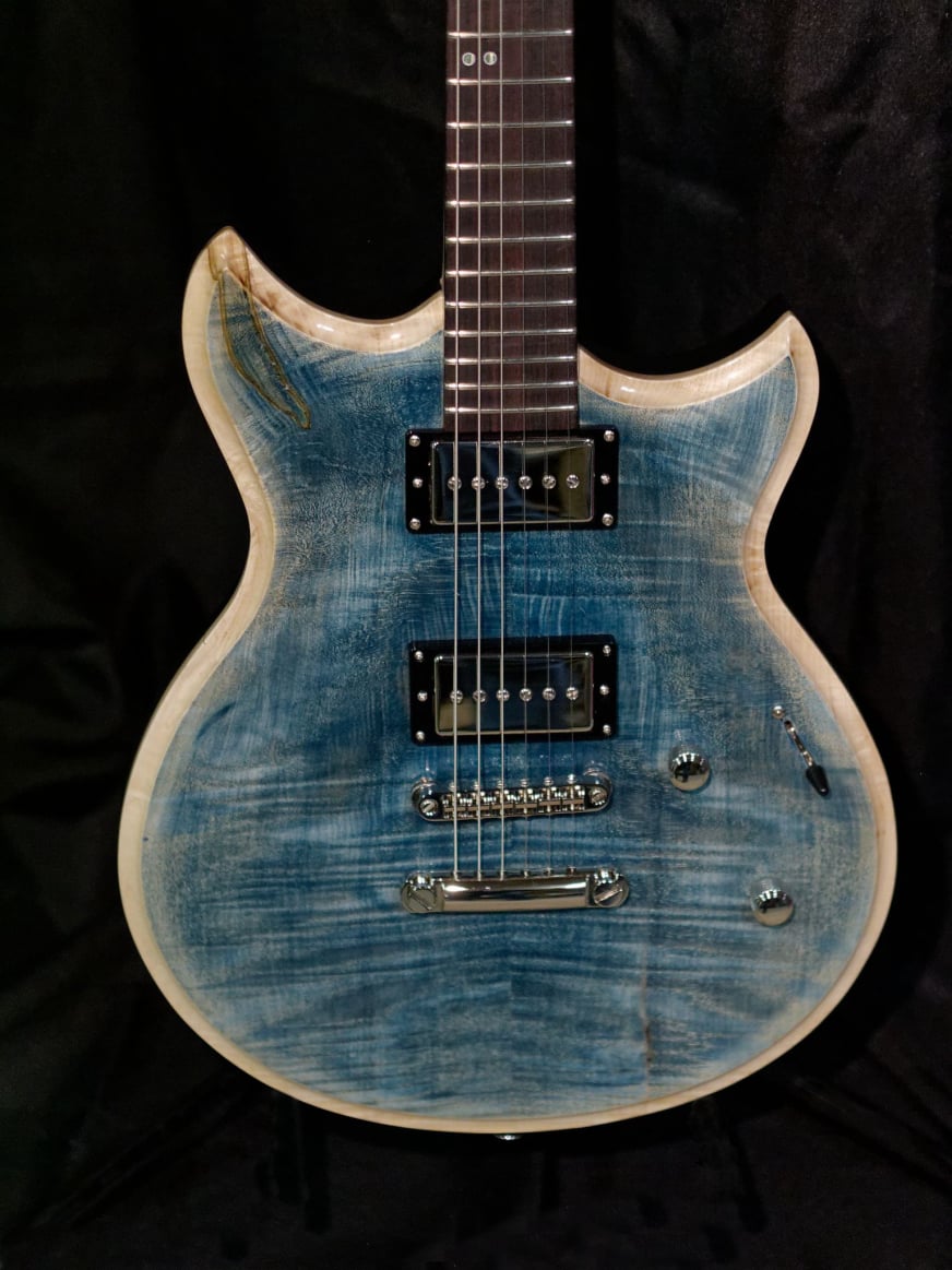 Guitare électrique fabriquée à Dijon, de face